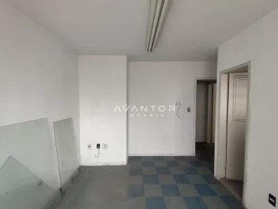 Hall de entrada com piso em xadrez — Sala Comercial com 3 salas para alugar em Centro, Santa Maria/RS