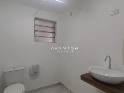 Banheiro com pia e vaso sanitário — Sala Comercial com 3 salas para alugar em Centro, Santa Maria/RS