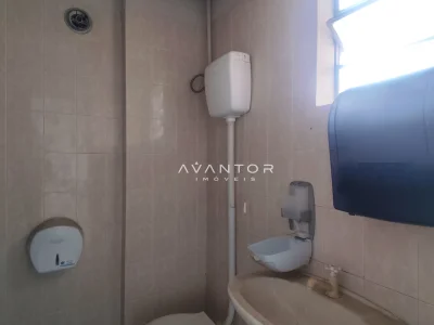 Banheiro com pia e sanitário — Sala Comercial com 3 salas para alugar em Centro, Santa Maria/RS