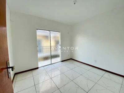 Dormitório com sacada e piso de cerâmica — Casa de Condomínio com 3 quartos à venda em Pinheiro Machado, Santa Maria/RS