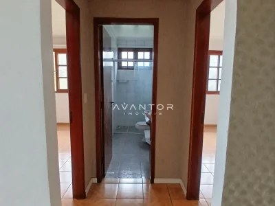 Hall de entrada com pilares vermelhos — Apartamento à venda no Residencial Lazaro Levi Lapuente, em Bonfim, Santa Maria/RS