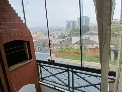 Sacada com vista da cidade e churrasqueira — Apartamento à venda no Residencial Lazaro Levi Lapuente, em Bonfim, Santa Maria