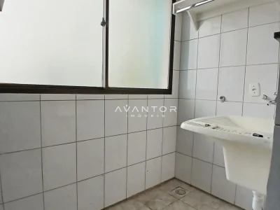 Banheiro com pia e espelho — Apartamento com 2 quartos à venda no Residencial Lazaro Levi Lapuente, em Bonfim, Santa Maria/RS