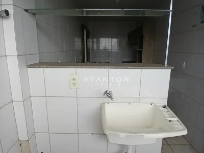 Banheiro com espelho e pia — Apartamento com 2 quartos à venda no Residencial Lazaro Levi Lapuente, em Bonfim, Santa Maria/RS