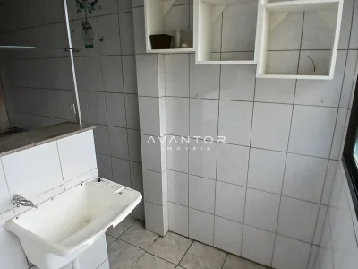Banheiro com box e armários planejados — Apartamento à venda no Residencial Lazaro Levi Lapuente, em Bonfim, Santa Maria/RS