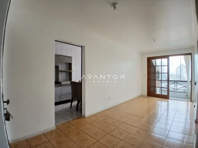 Sala de estar com acesso à sacada — Apartamento à venda no Residencial Lazaro Levi Lapuente, em Bonfim, Santa Maria/RS