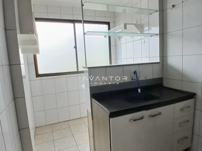Banheiro com bancada e espelho — Apartamento à venda no Residencial Lazaro Levi Lapuente, em Bonfim, Santa Maria/RS