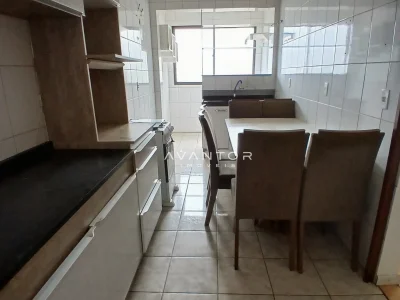 Cozinha com armários planejados — Apartamento à venda no Residencial Lazaro Levi Lapuente, em Bonfim, Santa Maria/RS