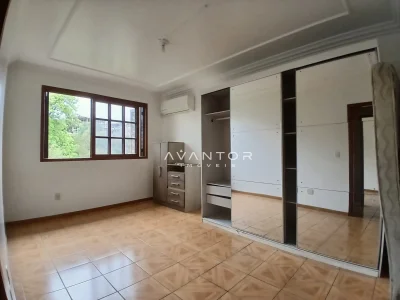 Dormitório com armários planejados e espelho — Apartamento à venda no Residencial Lazaro Levi Lapuente, Santa Maria
