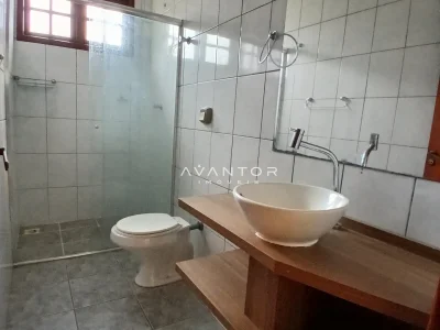 Banheiro com chuveiro e pia esculpida — Apartamento à venda no Residencial Lazaro Levi Lapuente, em Bonfim, Santa Maria/RS