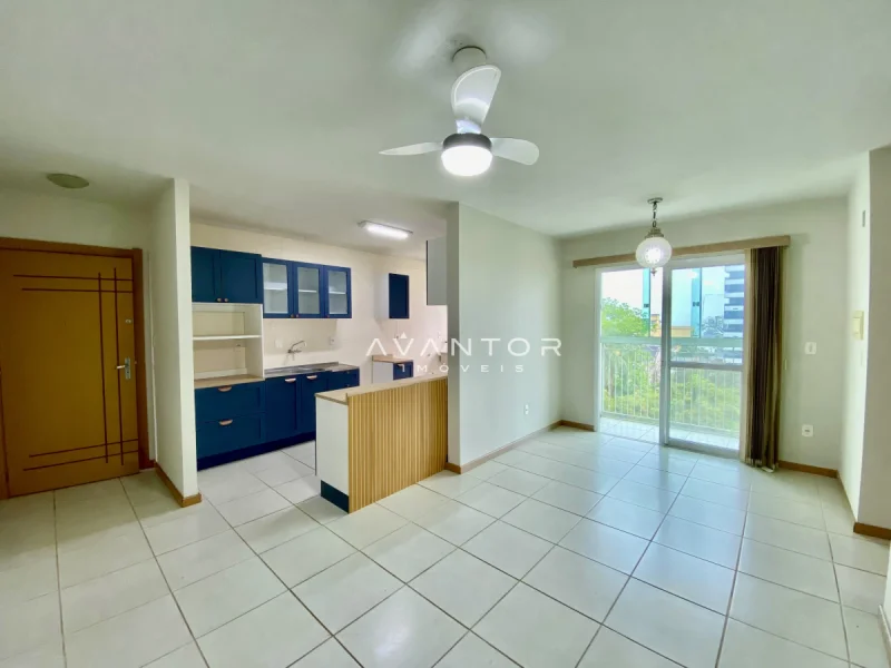 Cozinha integrada à sala com armários azuis — Apartamento à venda no Residencial Nogueiras, em Bonfim, Santa Maria/RS