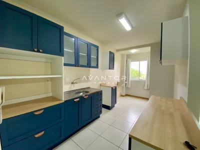 Cozinha com armários azuis planejados — Apartamento com 2 quartos à venda no Residencial Nogueiras, em Bonfim, Santa Maria/RS