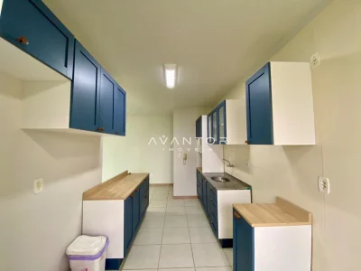 Cozinha com armários planejados e bancada — Apartamento à venda no Residencial Nogueiras, em Bonfim, Santa Maria/RS