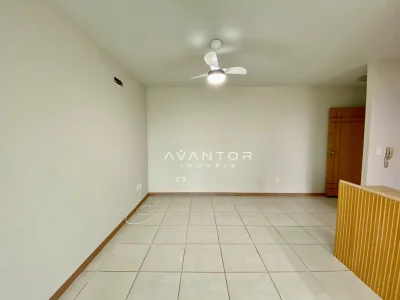 Sala com piso de cerâmica e ventilador de teto — Apartamento à venda no Residencial Nogueiras, em Bonfim, Santa Maria/RS