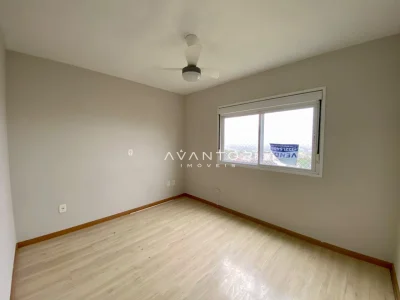Dormitório com janela e ventilador de teto — Apartamento à venda no Residencial Nogueiras, em Bonfim, Santa Maria/RS