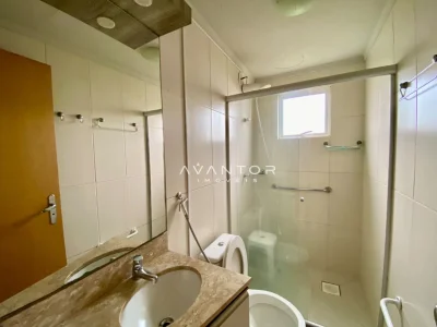 Banheiro com chuveiro e armários planejados — Apartamento à venda no Residencial Nogueiras, em Bonfim, Santa Maria/RS