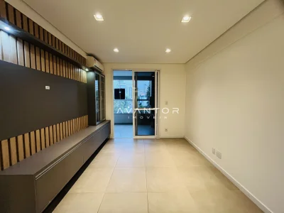 Sala de estar com painel de TV e acesso à varanda — Apartamento à venda no Residencial Tramonto, Santa Maria