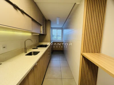Cozinha com armários planejados e bancada — Apartamento à venda no Residencial Tramonto, Santa Maria