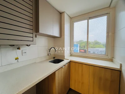 Cozinha com armários e janela — Apartamento à venda no Residencial Tramonto, em Nossa Senhora de Lourdes, Santa Maria/RS