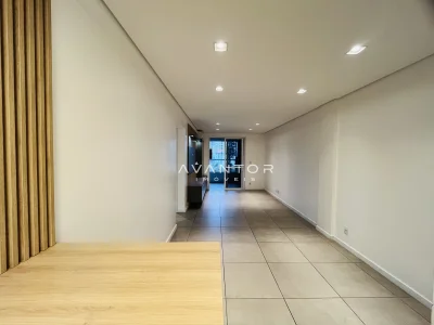 Sala integrada à cozinha com piso misto — Apartamento à venda no Residencial Tramonto, Santa Maria