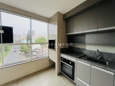 Cozinha com armários planejados e janela — Apartamento à venda no Residencial Tramonto, Santa Maria
