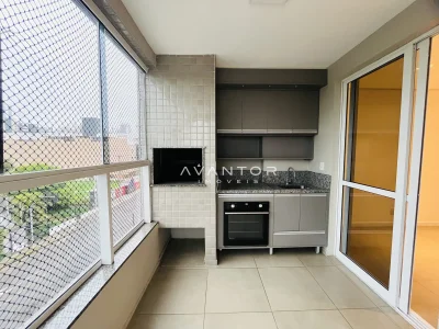 Cozinha com sacada e armários planejados — Apartamento à venda no Residencial Tramonto, Santa Maria