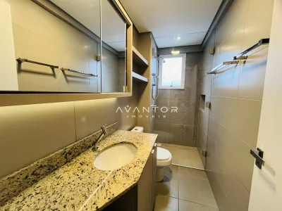 Banheiro com bancada em granito e armários planejados — Apartamento à venda no Residencial Tramonto, Santa Maria