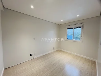 Dormitório com piso em madeira — Apartamento à venda no Residencial Tramonto, em Nossa Senhora de Lourdes, Santa Maria/RS