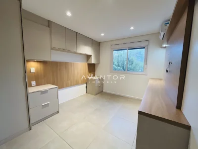 Cozinha com armários planejados e janela — Apartamento à venda no Residencial Tramonto, Santa Maria
