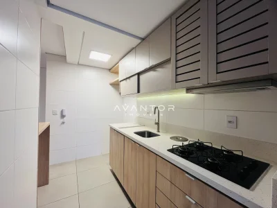 Cozinha com armários planejados e cooktop — Apartamento à venda no Residencial Tramonto, Santa Maria