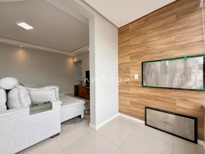 Sala de estar com parede em madeira — Apartamento à venda no Residencial Torre de Vicenza, em Centro, Santa Maria/RS