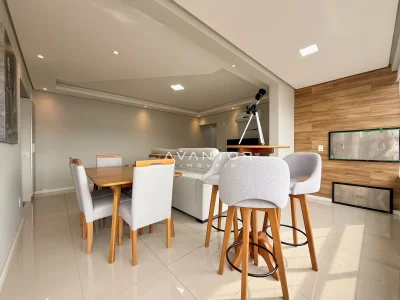 Sala de estar integrada à cozinha com acabamentos — Apartamento à venda no Residencial Torre de Vicenza, Santa Maria