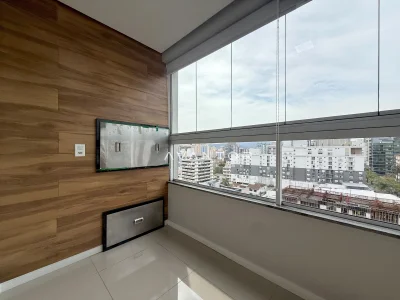 Sacada com vista da cidade e parede em madeira — Apartamento à venda no Residencial Torre de Vicenza, em Centro, Santa Maria