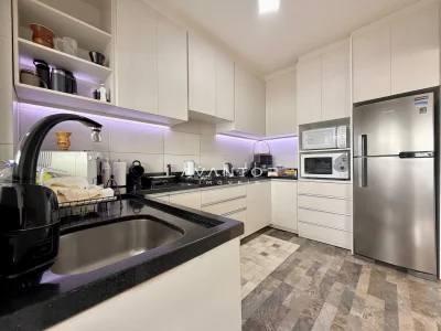 Cozinha com armários planejados e bancada — Apartamento à venda no Residencial Torre de Vicenza, em Centro, Santa Maria/RS