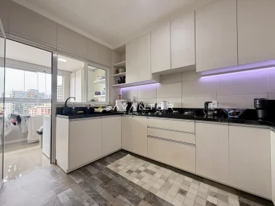 Cozinha com armários planejados e sacada — Apartamento à venda no Residencial Torre de Vicenza, em Centro, Santa Maria/RS
