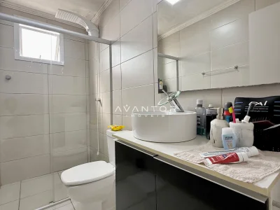 Banheiro com pia esculpida e espelho — Apartamento à venda no Residencial Torre de Vicenza, em Centro, Santa Maria/RS