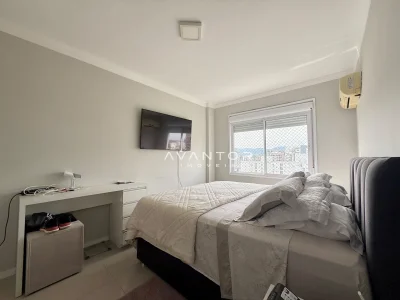 Dormitório com sacada e vista externa — Apartamento à venda no Residencial Torre de Vicenza, em Centro, Santa Maria/RS