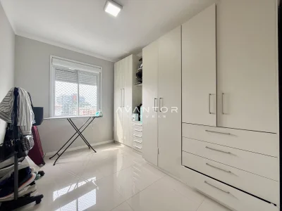 Dormitório com armários planejados — Apartamento à venda no Residencial Torre de Vicenza, em Centro, Santa Maria/RS