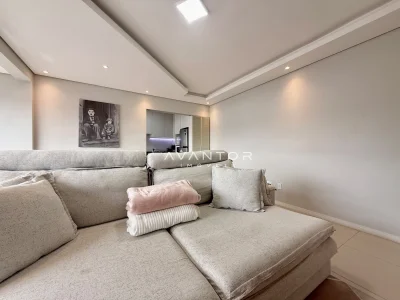Sala de estar com sofá integrado — Apartamento à venda no Residencial Torre de Vicenza, em Centro, Santa Maria/RS