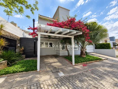 Fachada da casa com garagem e pergolado — Casa com 4 quartos à venda no Residencial Dom Vitor III, em Camobi, Santa Maria/RS