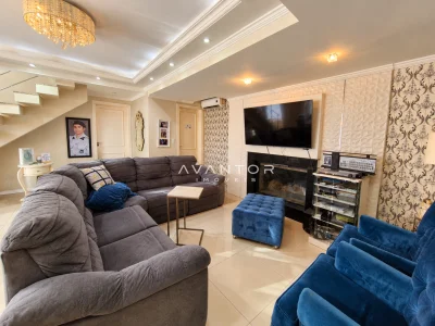 Sala de estar com home theater e lareira — Casa com 4 quartos à venda no Residencial Dom Vitor III, em Camobi, Santa Maria/RS