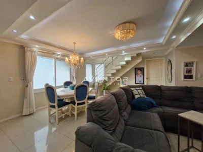 Sala de estar integrada à cozinha com escada — Casa à venda no Residencial Dom Vitor III, em Camobi, Santa Maria/RS
