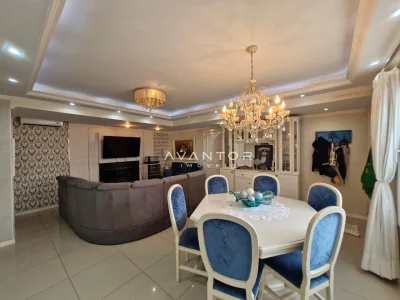 Sala de estar e jantar integradas com lustre — Casa à venda no Residencial Dom Vitor III, em Camobi, Santa Maria/RS