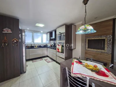 Cozinha com bancada e armários planejados — Casa à venda no Residencial Dom Vitor III, em Camobi, Santa Maria/RS