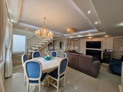 Sala de estar e jantar integradas com escada — Casa à venda no Residencial Dom Vitor III, em Camobi, Santa Maria/RS