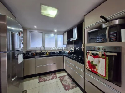Cozinha com armários planejados e janela — Casa com 4 quartos à venda no Residencial Dom Vitor III, em Camobi, Santa Maria/RS