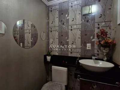 Banheiro com espelho redondo e pia — Casa com 4 quartos à venda no Residencial Dom Vitor III, em Camobi, Santa Maria/RS