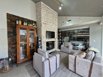 Sala de estar com lareira e poltronas — Casa com 4 quartos à venda no Residencial Dom Vitor III, em Camobi, Santa Maria/RS