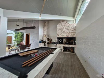 Sala de jogos com mesa de bilhar e lareira — Casa à venda no Residencial Dom Vitor III, em Camobi, Santa Maria/RS