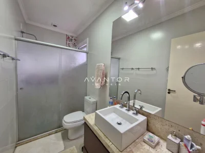 Banheiro com box, pia e espelho — Casa com 4 quartos à venda no Residencial Dom Vitor III, em Camobi, Santa Maria/RS